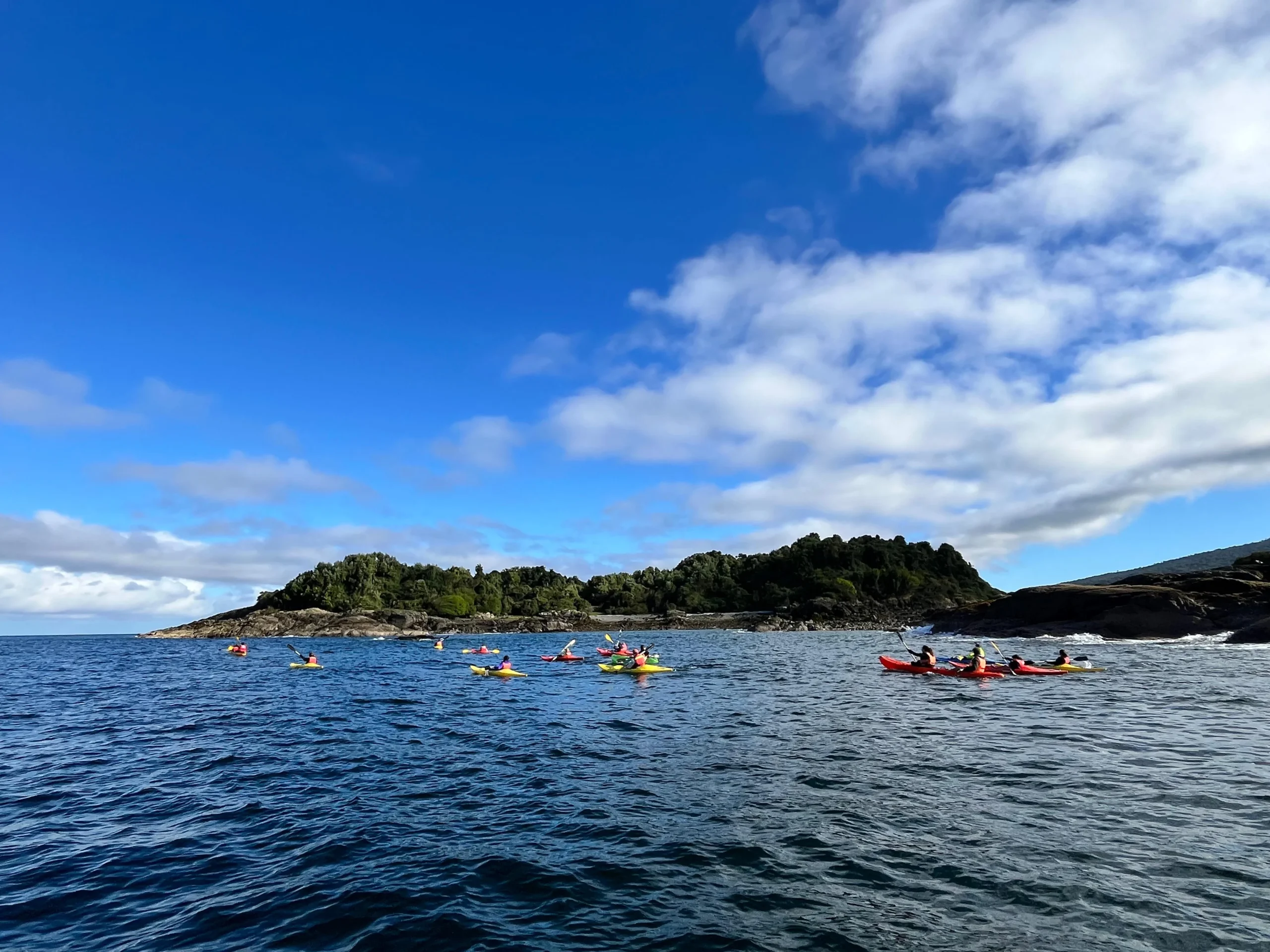 Persona remando en kayak en un día soleado