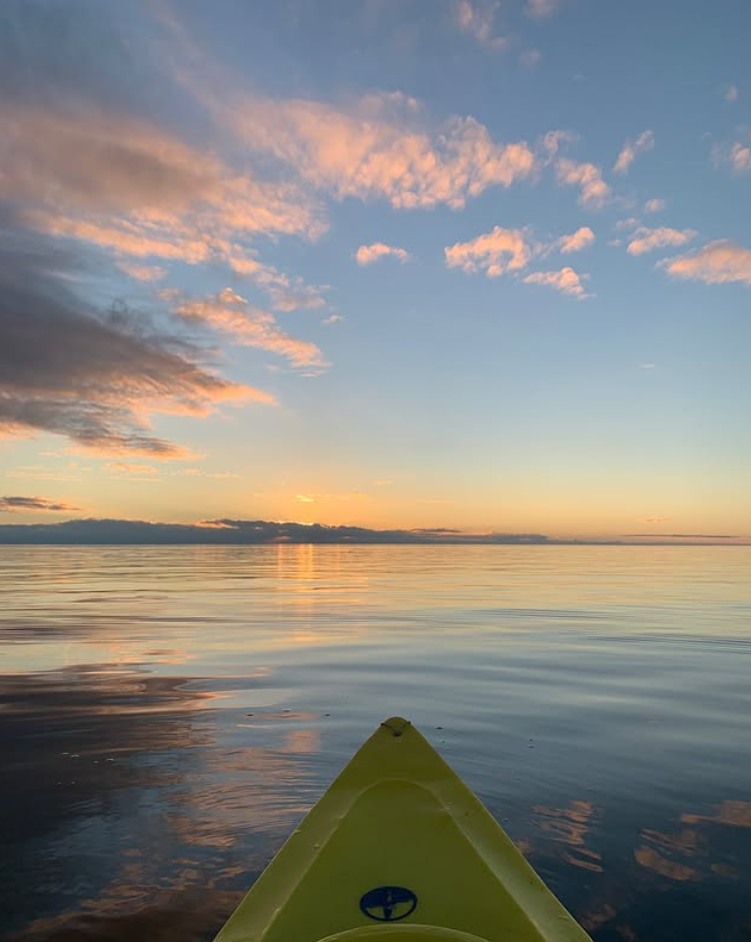 Equipo de la agencia en kayak al atardecer