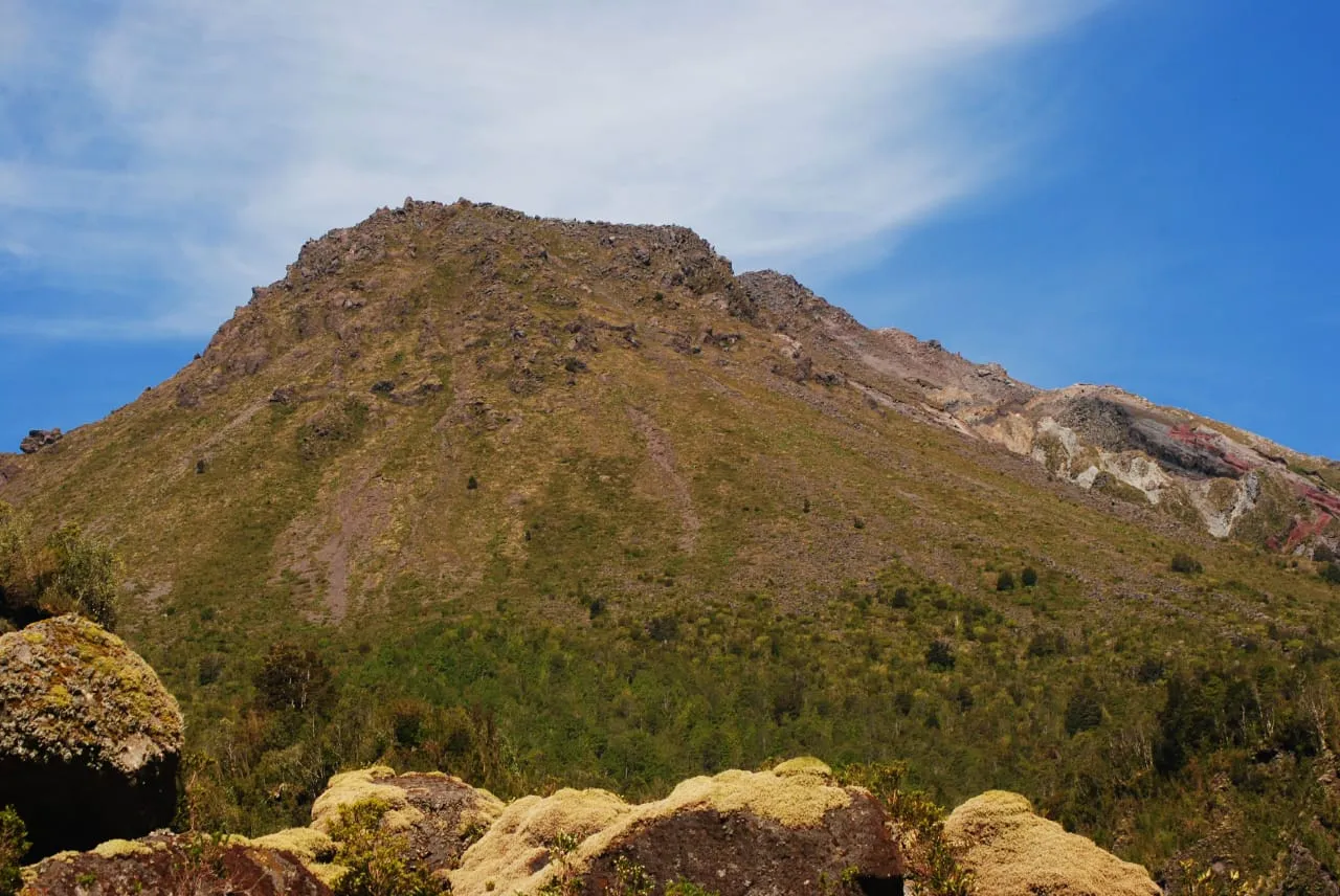 Vista a la cumbre del Volcán Huequi