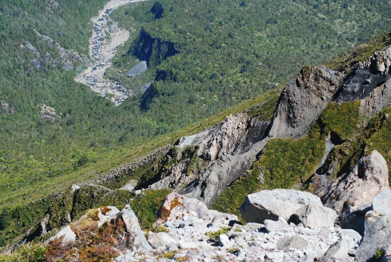 Vista del Volcán Huequi con nubes